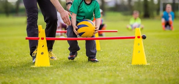 4-0横扫！意甲榜首易主，国米挤掉米兰，法布雷加斯惨败